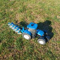 trattore giocattoli della Bruder con aratro 