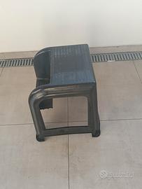 Sgabello con gradino in plastica colore nero 