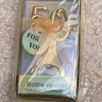 Apribottiglie dorato logo 50 anni di matrimonio