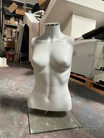 Busto manichino donna vetrina con vetro