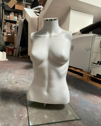 Busto manichino donna vetrina con vetro