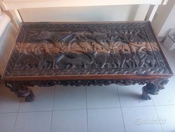 Tavolo in legno massiccio intagliato a mano