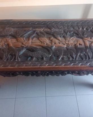 Tavolo in legno massiccio intagliato a mano
