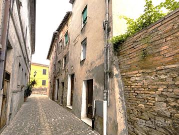FASCINO AUTENTICO nel BORGO DI ALTIDONA