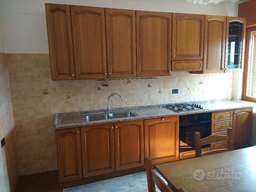 cucina lineare ante in rovere massiccio 