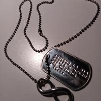 Collana con simbolo di infinito e piastrina incisa
