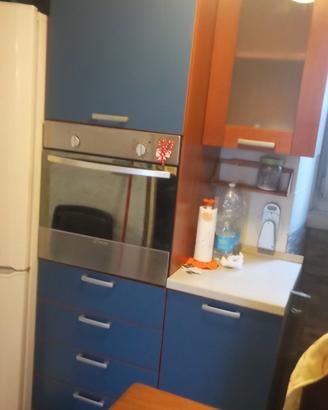 cucina ,parete attrezzata e comò lavatrice 