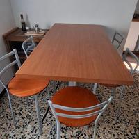 Tavolo a penisola con sedute