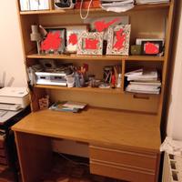 scrivania moderna con scaffale