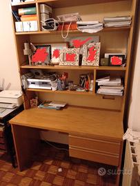 scrivania moderna con scaffale