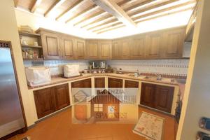 Appartamento di 300 m² con più di 5 locali e box a