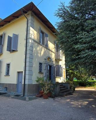 Villa di 275 m² con più di 5 locali e box auto a V