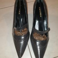 Scarpe nuove in pelle nera a pois