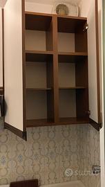 Pensile in legno, ante bianche e dettaglio marrone