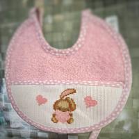 🎀 Bavaglino Rosa Ricamato a Mano