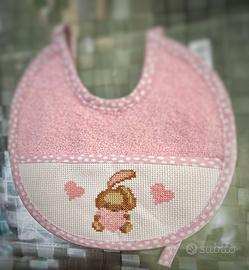 🎀 Bavaglino Rosa Ricamato a Mano