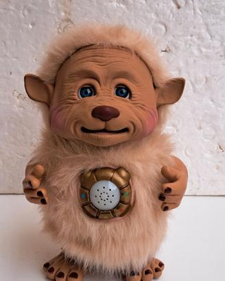 Yano Peluche interattivo noto per essere un narrat