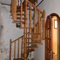 Scala a chiocciola in legno pianta quadra