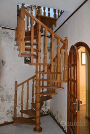 Scala a chiocciola in legno pianta quadra