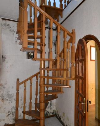 Scala a chiocciola in legno pianta quadra