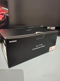 Fujifilm X-T5 + 18-55 F/2.8-4 kit + 2 batteria