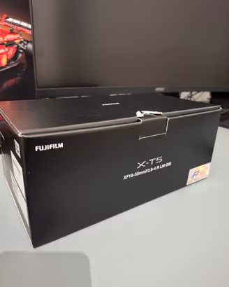 Fujifilm X-T5 + 18-55 F/2.8-4 kit + 2 batteria