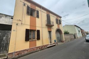 Ampia Proprietà con Due Unità Immobiliari