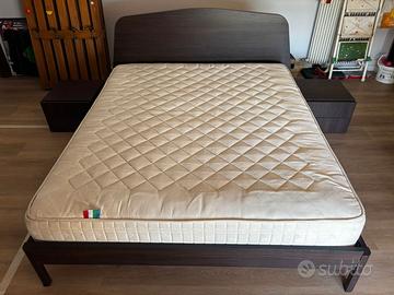 Letto matrimoniale + comodini + materasso