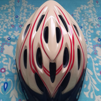 Casco da ciclista più abbigliamento da ciclismo