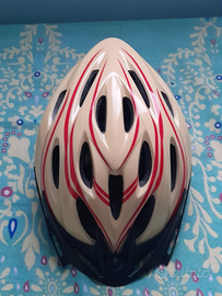 Casco da ciclista più abbigliamento da ciclismo