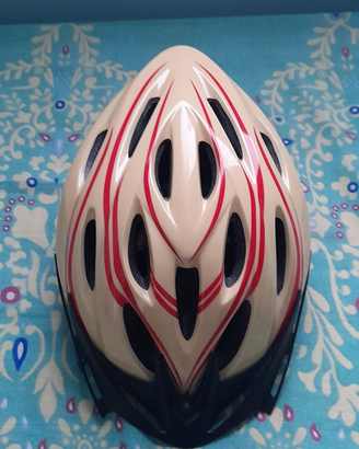 Casco da ciclista più abbigliamento da ciclismo