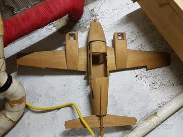 Aereo fatto a mano in legno di balsa da finire