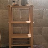 Scaffale salvaspazio in legno chiaro