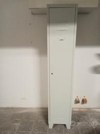 Armadietto metallico con chiavi