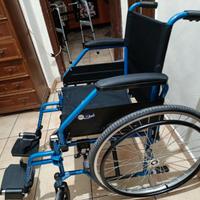 Sedia a rotelle e girello per anziani