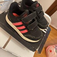 Adidas nere bimba
