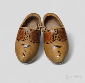 Zoccoli in legno dipinti a mano