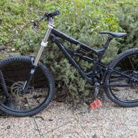 Bici DH Banshee darkside