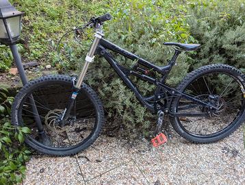 Bici DH Banshee darkside