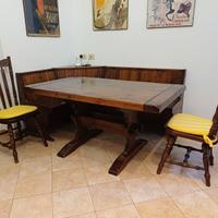 Tavolo allungabile, due sedie e cassapanca in legn
