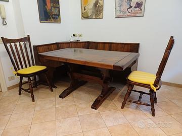Tavolo allungabile, due sedie e cassapanca in legn