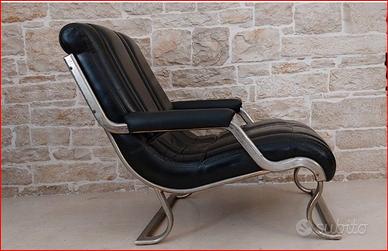 poltrona in metallo e finta pelle nera