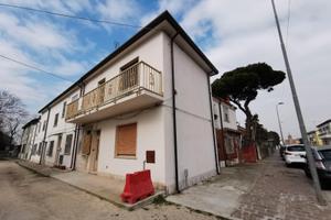 Villetta di testa COMPLETAMENTE RISTRUTTURATO