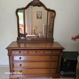 Cassettiera con specchio  e Tavolo con sedie