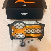 Griglia proteggi faro Lone Rider e borsa sottocoda