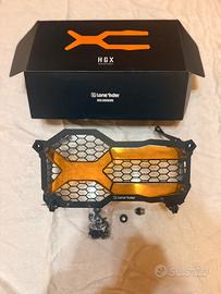 Griglia proteggi faro Lone Rider e borsa sottocoda