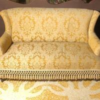 Divano classico da salotto con poltroncine.