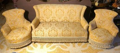 Divano classico da salotto con poltroncine.