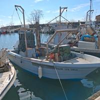 Barca attrezzata per la pesca vongole e cozze