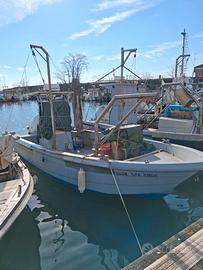 Barca attrezzata per la pesca vongole e cozze